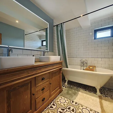 Touny Bonnefil - Pool And Enclosed Garden *